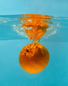 Orange im Wasser